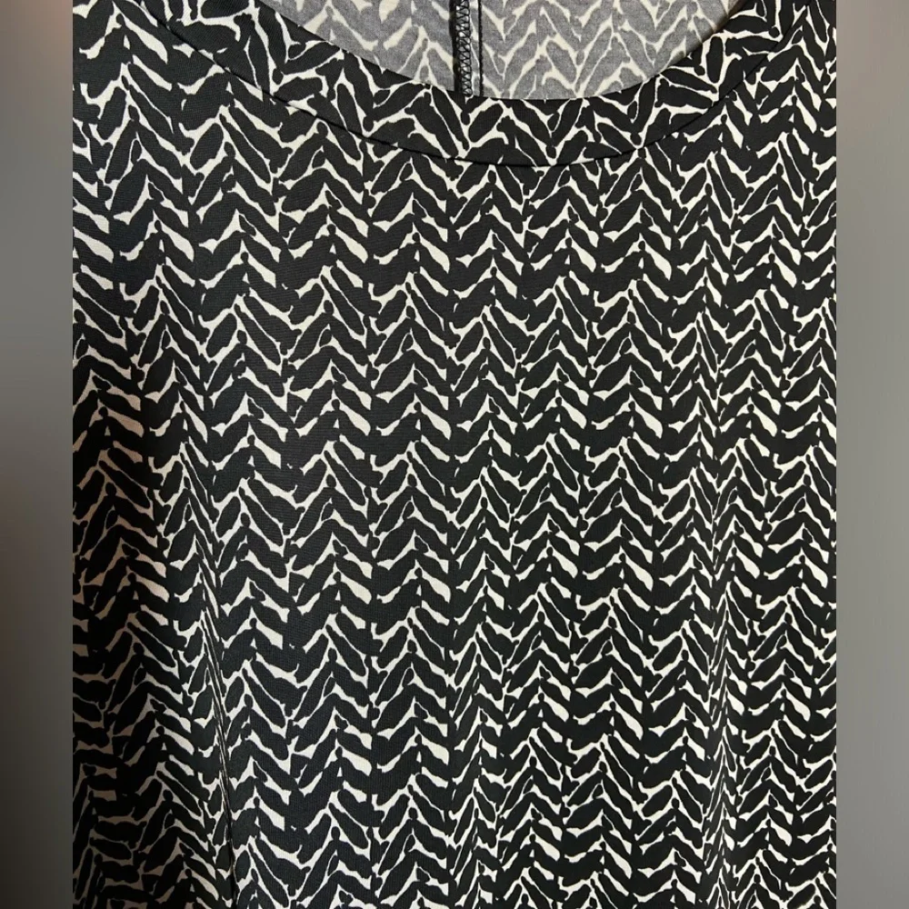 POET SHORT SLEEVE BLACK AND WHITE TUNIC TOP SIZE SMALL. INSET PANEL IN BACK - Picture 3 of 5